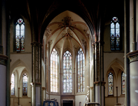 67977 Interieur van de St.-Martinuskerk (Oudegracht 401) te Utrecht: priesterkoor met links de Mariakapel en rechts de ...